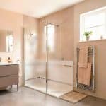 Image douche pmr sécurisée acces 2G PrimaVital avec paroi de verre floutée
