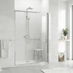 Douche senior sécurisée en niche avec panneaux vitrés coulissants Ondea