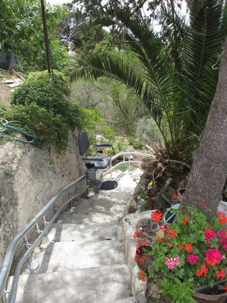 Escalier tournant extérieur avec siège monte escalier double rail