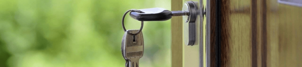 Clé dans serrure de porte d'entrée ouverte