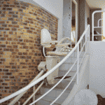 Monte escalier sécurisé dans les escaliers tournants extérieurs d'une maison