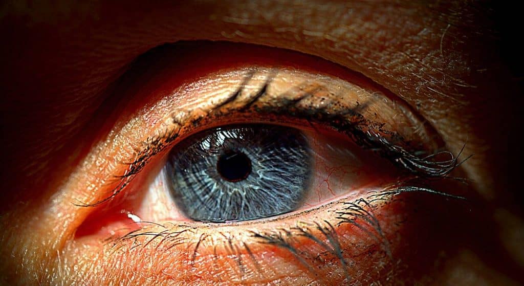 Vue de près d'un oeil de personne âgée atteint de DMLA