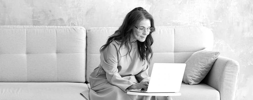 Femme âgée consultant un contrat de mutuelle seniors