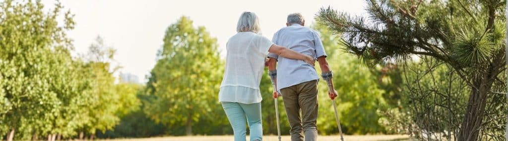 Aidant familial épuisé auprès d'un senior à mobilité réduite